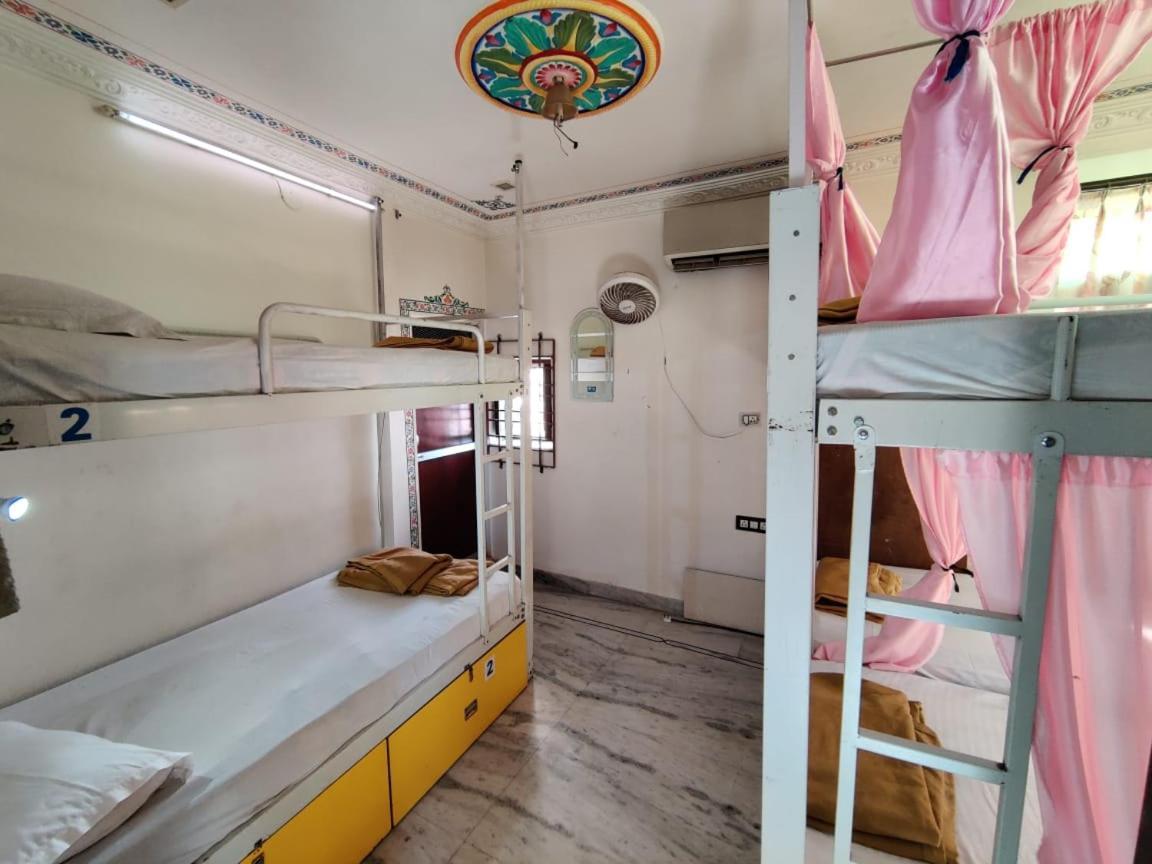 Whereabout Hostel Удайпур Екстер'єр фото